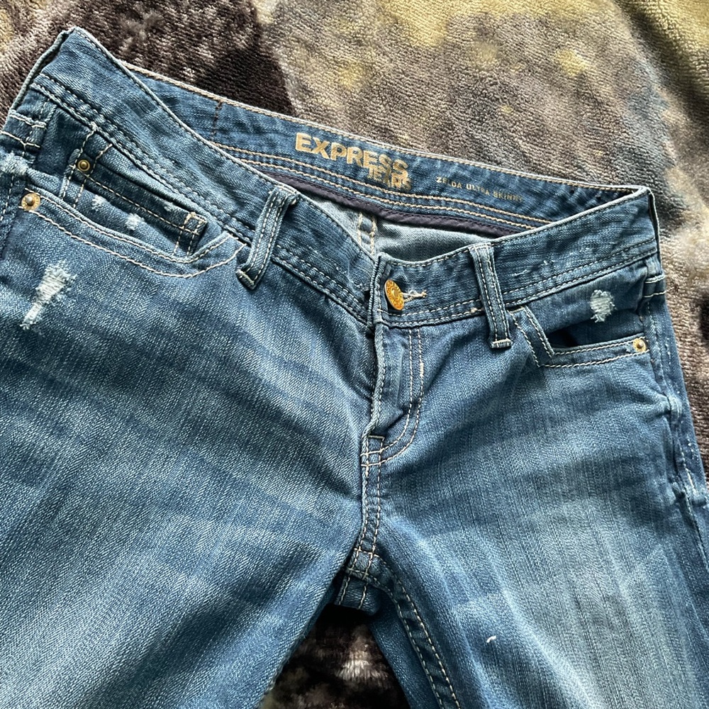 💸EXPRESS Jeans RIPPED and Blue with a gold button! Size 6👖💛
